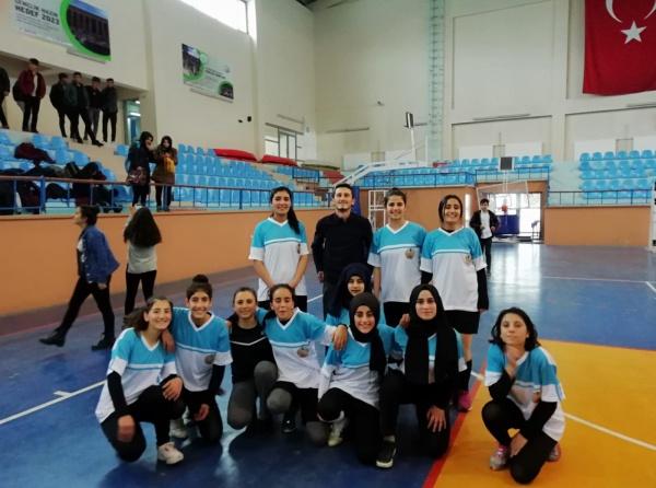 Okulumuz İlçe Çapındaki Genç Kızlar Futsal Yarışmasında Yarı Final Oynadı
